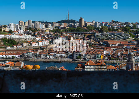 Über den Dächern von roten Fliesen mit Blick auf die Stadt Porto, Portugal Stockfoto