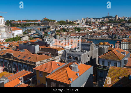 Über den Dächern von roten Fliesen mit Blick auf die Stadt Porto, Portugal Stockfoto