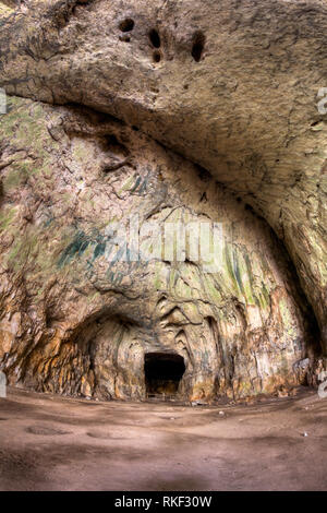 Devetashka Höhle in der Nähe von Lowetsch, Bulgarien. Höhle Formation, touristische Attraktion Stockfoto