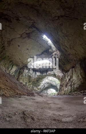 Devetashka Höhle in der Nähe von Lowetsch, Bulgarien. Höhle Formation, touristische Attraktion Stockfoto