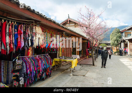 Souvenirläden in Baisha, Yunnan, China Stockfoto