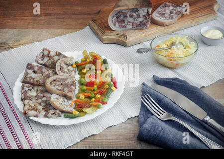 Saltison: köstliche Fleisch Vorspeise mit verschiedenen Gemüse. Stockfoto