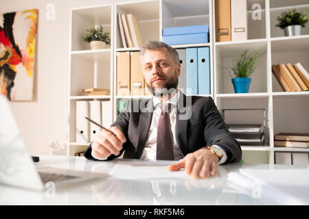 Sicher schöner Manager in modernen Büro Stockfoto