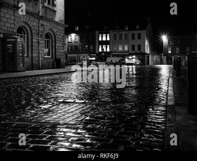 Regen durchnässt Kopfsteinpflaster Straße in der Nacht, Kelso Stockfoto