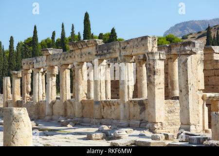 Pamukkale, Türkei - 18. August 2011: Ruinen der antiken latrins Latrina, die in der antiken Stadt Hierapolis. Seit 1988, Hierapolis ist als UNES aufgeführt Stockfoto