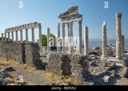 Bergama, Türkei - August 16, 2011: Rekonstruierte Fragment der Tempel des Trajan im antiken Pergamon. Seit 2014, Pergamon und seine Multi-Layered Kult Stockfoto