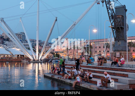 Genua, Italien - August 5, 2018: die Menschen auf See ruhen im alten Hafen, Porto Antico in einem Sommerabend. Der Panoramalift, Bigo, dem eine vollständige bietet Stockfoto