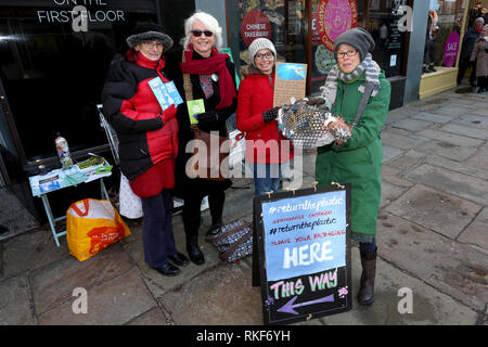 Klimawandel Mitkämpfer abgebildeten protestieren außerhalb des Marks und Spencer in Chichester, West Sussex, UK, über Kunststoff- und Verpackungsmüll an. Stockfoto