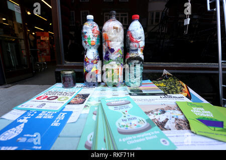 Klimawandel Mitkämpfer abgebildeten protestieren außerhalb des Marks und Spencer in Chichester, West Sussex, UK, über Kunststoff- und Verpackungsmüll an. Stockfoto