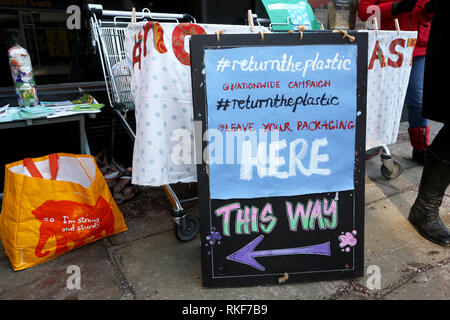 Klimawandel Mitkämpfer abgebildeten protestieren außerhalb des Marks und Spencer in Chichester, West Sussex, UK, über Kunststoff- und Verpackungsmüll an. Stockfoto