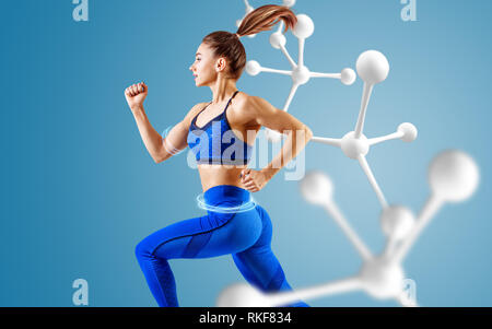 Sportliche junge Frau runing und Springen in der Nähe von Molekülen. Stoffwechsel Konzept. Stockfoto