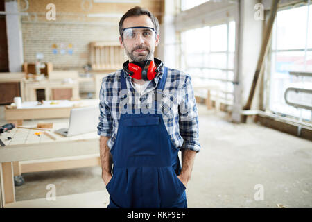 Inhalt stattliche Tischler in Werkstatt Stockfoto