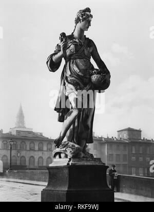 Toskana, Florenz, Feder Statue von Pietro Francavilla auf die Heilige Dreifaltigkeit, Brücke, 1900-10 Stockfoto