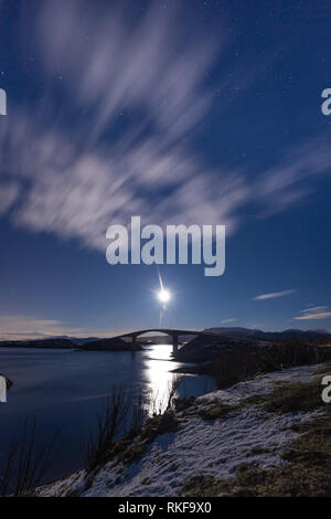 Nacht mit Mond und Blick auf den Atlantik Straße (atlanterhavsveien) in Norwegen. Winter Landschaften und Farben. Stockfoto