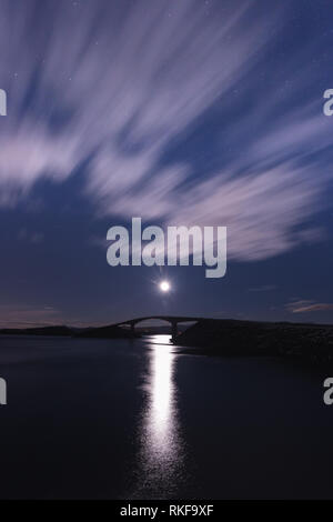 Nacht mit Mond und Blick auf den Atlantik Straße (atlanterhavsveien) in Norwegen. Winter Landschaften und Farben. Stockfoto