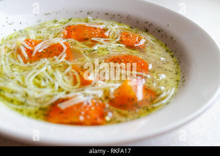 Hühnerbrühe mit Karotte und Dill. Traditionelle polnische Suppe. Stockfoto