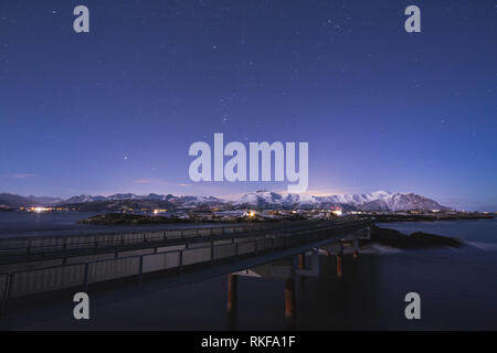 Nacht mit Mond und Blick auf den Atlantik Straße (atlanterhavsveien) in Norwegen. Winter Landschaften und Farben. Stockfoto