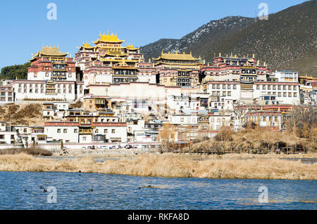 Ganden Sumtseling oder Songzanlin Kloster, auch als kleine Potala-palast, Shangri La, Provinz Yunnan, China bekannt Stockfoto