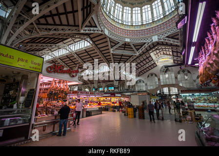 Die reich verzierten Kuppeldecke und Ständen in der zentralen Markt, Mercado Central, in Valencia, Spanien. Stockfoto