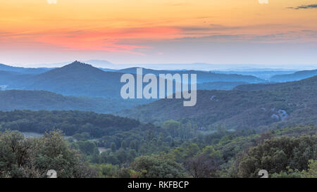 Sonnenaufgang über Cevennen in der Nähe von Monoblet, Royal, Südfrankreich. Stockfoto