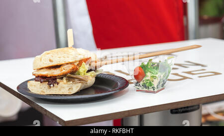 Asiatische traditionelle Fleisch Einbau als Sandwitch, Sloppy Joes Stil, Schweinefleisch, hoisin Sauce, Ingwer, Chili Knoblauch Sauce, grüne Salatblätter, Tomaten. Asiatische Straße Stockfoto