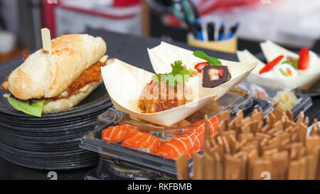 Mit einer Auswahl an Fast Food. Asiatische Street Food Markt. Lachs Sushi, asiatisch Schweinefleisch burger Sloppy Joes Stil von Bun, Huhn mit Gemüse- und Paar Stockfoto