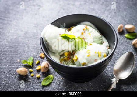 Pistazien Eis in Schalen auf schwarz Tisch aus Stein. Stockfoto