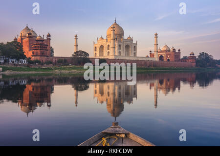 Bootsfahrt auf dem Yamuna-Fluss in der Nähe von Taj Mahal Stockfoto