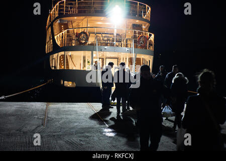 Unser Kreuzfahrtschiff sah magische mit all den schimmernden Lichter an. Stockfoto