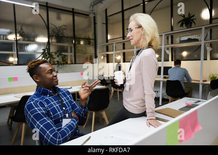 Diskutieren von Ideen für neues Projekt Stockfoto