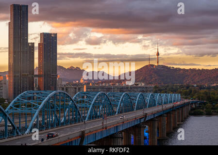 Nacht Blick auf Seoul von Han River in Südkorea Stockfoto