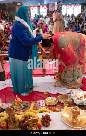 Ein frommer Hindu Frau feiert ihren 70. Geburtstag bu bei der Dienstleistungen an einem Tempel in Jamaica, Queens, New York City. Stockfoto