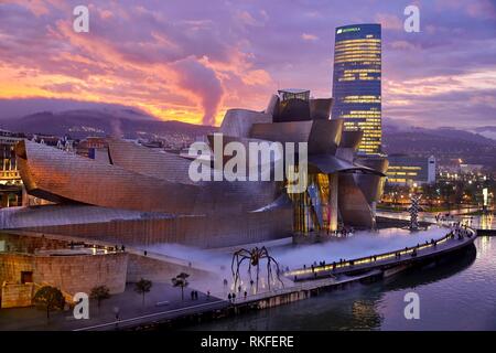 Iberdrola Turm, Guggenheim Museum, Bilbao, Vizcaya, Baskenland, Spanien, Europa