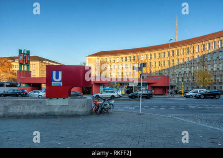 Berlin Wilmersdorf, Fehrbelliner Platz U-Bahn U-Bahn Eingang, Pavillon.&NS-Ära Verwaltungsgebäude Stockfoto