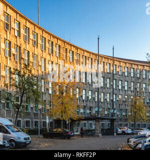 Berlin-Wilmersdorf. Fehrbelliner Platz 2. Nazizeit Gebäude Erbaut 1935-36 von dem Architekten Otto Firle. Exterieur mit geschwungenen Fassade & auskragenden Vordach Stockfoto