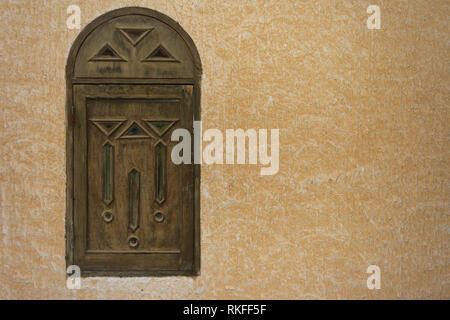 Holz- Fenster im arabischen Stil auf dem Hintergrund von texturierten Wand Stockfoto
