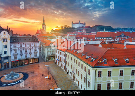 Bratislava. Antenne Stadtbild Bild der historischen Innenstadt von Bratislava, Hauptstadt der Slowakei während des Sonnenuntergangs. Stockfoto