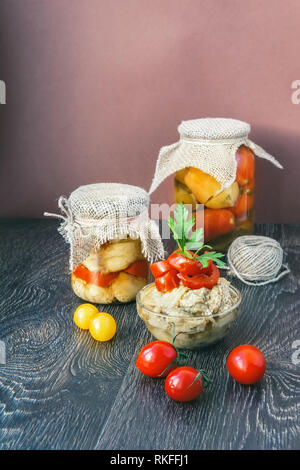 Hausgemachte fermentierten Produkten aus gebratenen Auberginen und Tomaten, die in Gläsern für die langfristige Speicherung. Kopieren spase Stockfoto