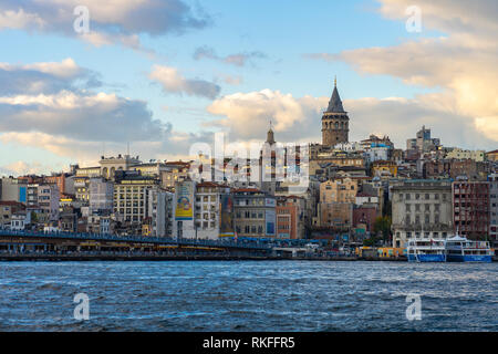 Istanbul City Skyline mit Galata Tower in Istanbul, Türkei. Stockfoto