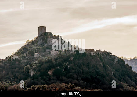 Wunderschöne Aussicht auf das mittelalterliche Dorf Rocca d'Orcia, Siena, Toskana, Italien Stockfoto