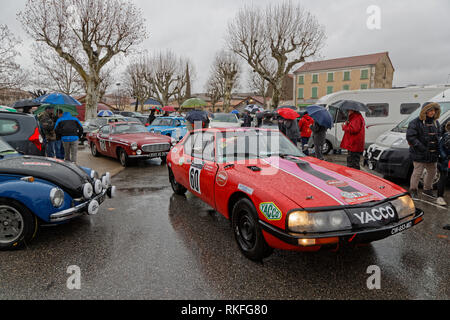 CREST, Frankreich, 2. Februar 2019: ein Checkpoint für Wettbewerber in Crest. Rallye Historique ist für jene Autos, die in den Ra teilgenommen haben, vorbehalten. Stockfoto