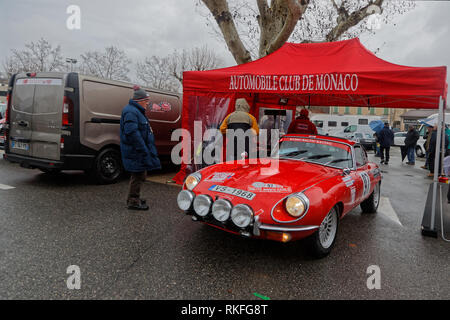 CREST, Frankreich, 2. Februar 2019: ein Checkpoint für Wettbewerber in Crest. Rallye Historique ist für jene Autos, die in den Ra teilgenommen haben, vorbehalten. Stockfoto