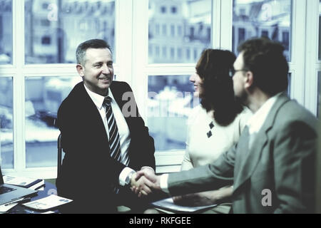 Handshake finanziellen Partner in der Diskussion über den Vertrag. Stockfoto