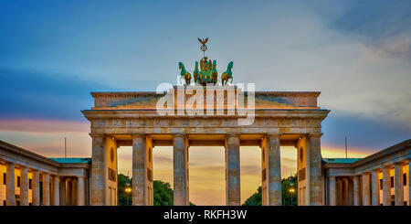 Brandenburger Tor leuchtet bei Sonnenuntergang, Berlin, Deutschland Stockfoto