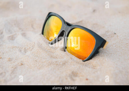 Meer Landschaft in der Sonnenbrille am Strand spiegelt Stockfoto