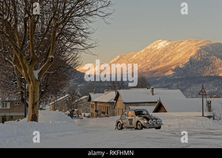 Luc, Frankreich, 4. Februar 2019: Rallye durch das Dorf im Winter. Rallye Historique ist für jene Autos, die in den Ra teilgenommen haben, vorbehalten. Stockfoto