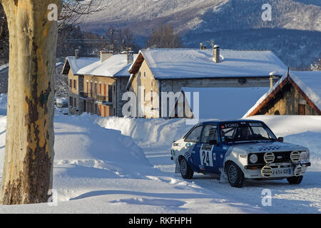 Luc, Frankreich, 4. Februar 2019: Rallye durch das Dorf im Winter. Rallye Historique ist für jene Autos, die in den Ra teilgenommen haben, vorbehalten. Stockfoto