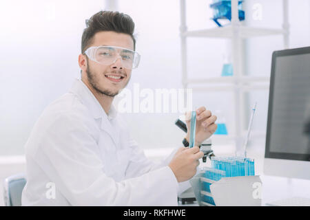 Moderne Wissenschaftler am Arbeitsplatz im Labor Stockfoto