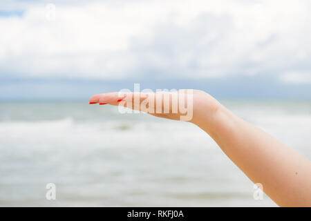 Hand hält nichts auf Ozean Hintergrund isoliert Stockfoto