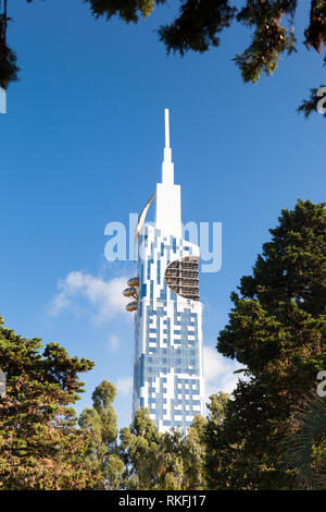 Batumi, Adscharien, Georgien - August 25,2018 Blick auf die modernen Gebäude des Hotel Le Meridien, Technologische Universität Turm mit Riesenrad. Stockfoto